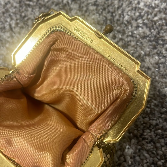 Vintage Whiting & Davis small gold purse made in USA - Picture 5 of 7